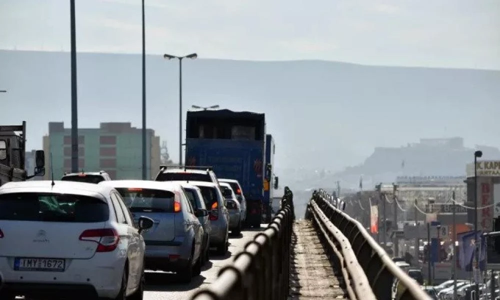 Καραμπόλα 3 αυτοκινήτων στην Αθηνών-"Ουρά" τα οχήματα στο σημείο